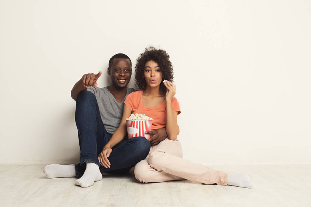 Sorridente coppia nera in attesa di film a casa
 - Foto, immagini