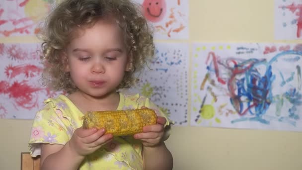 kleines Mädchen isst unordentliches Mais auf dem Kolben - Filmmaterial, Video