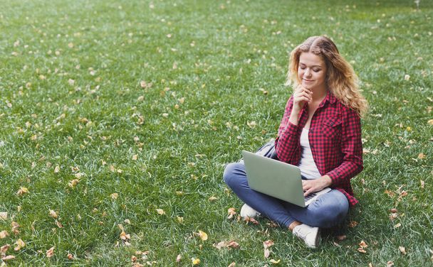 Gyönyörű fiatal nő használ egy laptop a szabadban - Fotó, kép