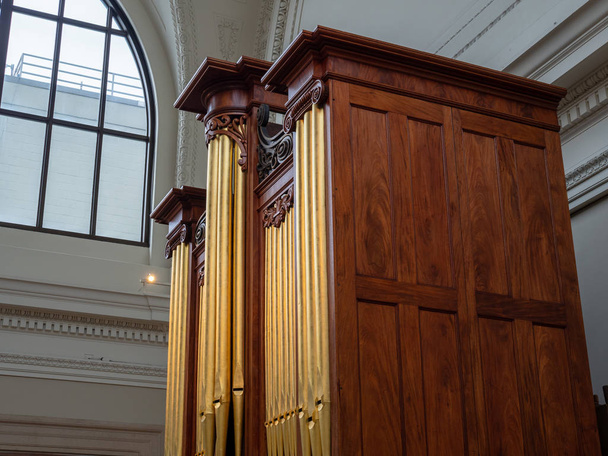 Een zijaanzicht van een massieve eik 19e eeuw pijp orgel - Foto, afbeelding