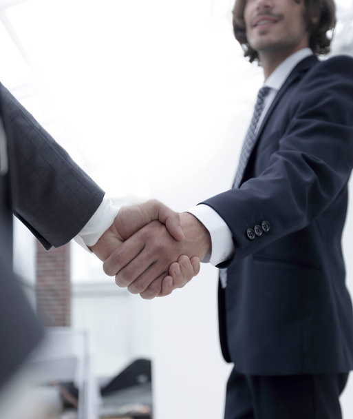 Primo piano di uomini d'affari che stringono la mano su un affare in ufficio - All'interno
 - Foto, immagini