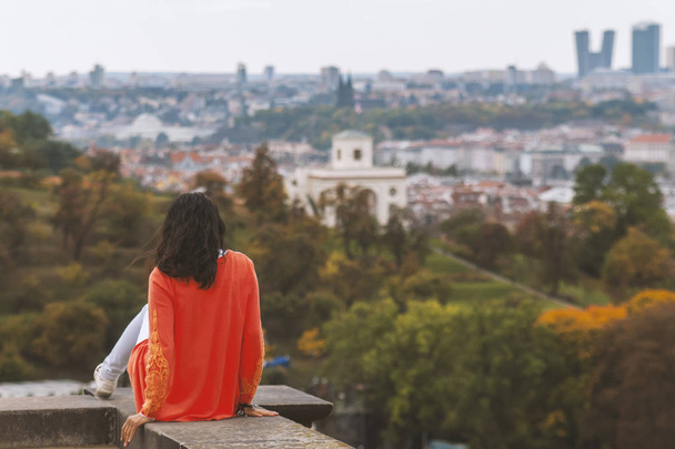 View from back. Woman enjoying the view of the city on an autumn day - Foto, Imagem