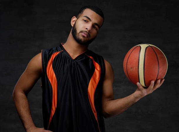 Portrét Afro-American sportovce. Basketbalista v oblečení s míčem - Fotografie, Obrázek