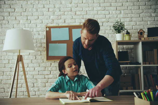 Adult single father helps to do homework to small - Φωτογραφία, εικόνα
