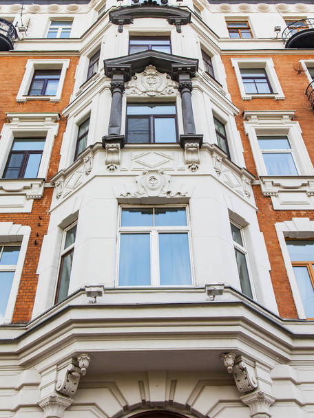 MOSCOW, RUSSIA, on June 4, 2018. An architectural fragment of a facade of a typical house in modernist style around historical building - Foto, Bild