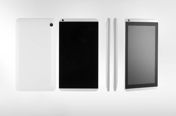 σύγχρονο tablet σε λευκό φόντο με αντανάκλαση σχολίων με διαφορετικές οπτικές γωνίες. για το διάστημα αντίγραφο και κομμένες. - Φωτογραφία, εικόνα