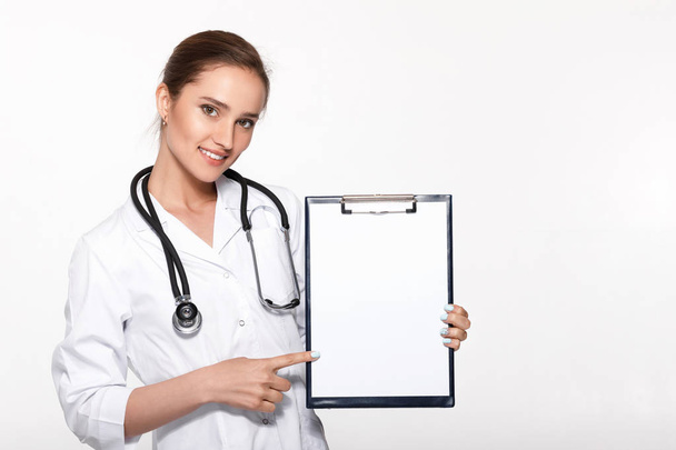 doctor holding folder - Φωτογραφία, εικόνα