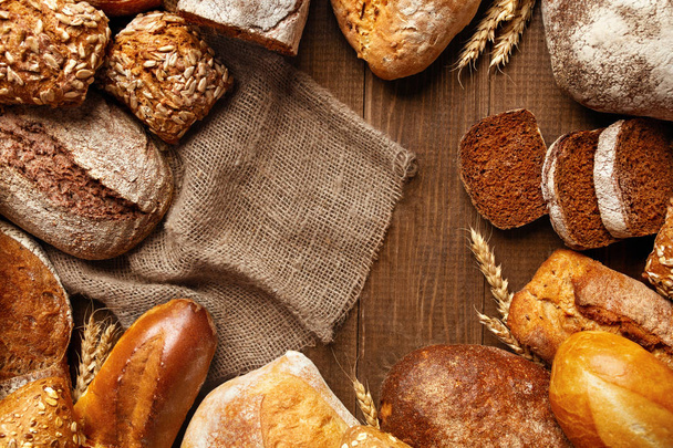 Comida. Pão e produtos de padaria em fundo de madeira. Alta resolução
 - Foto, Imagem