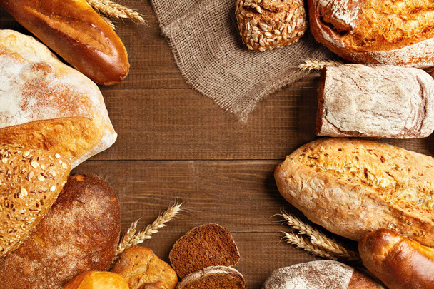 Еда. Хлеб и хлебобулочные изделия на деревянном фоне. Высокое разрешение
 - Фото, изображение