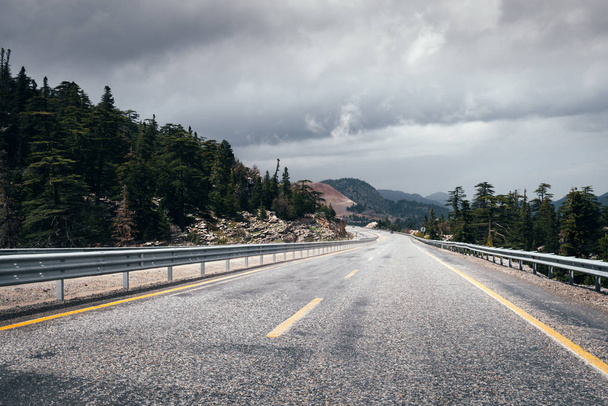 Highway road in the high mountain - Φωτογραφία, εικόνα