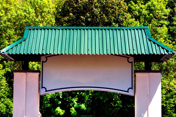 Porte d'entrée dans le style pagode à un beau jardin chinois
 - Photo, image