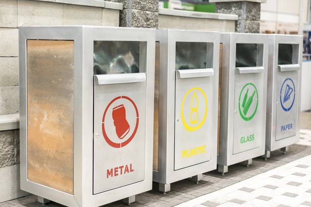 Tanks zur Mülltrennung. Verschiedene farbige Recycling-Container Ökologie-Konzept. - Foto, Bild