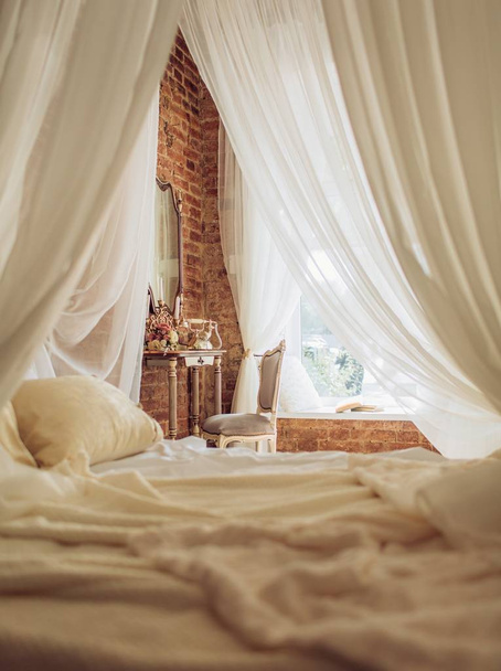 Quarto Loft com parede de tijolo branco, cama de casal e espelho
 - Foto, Imagem