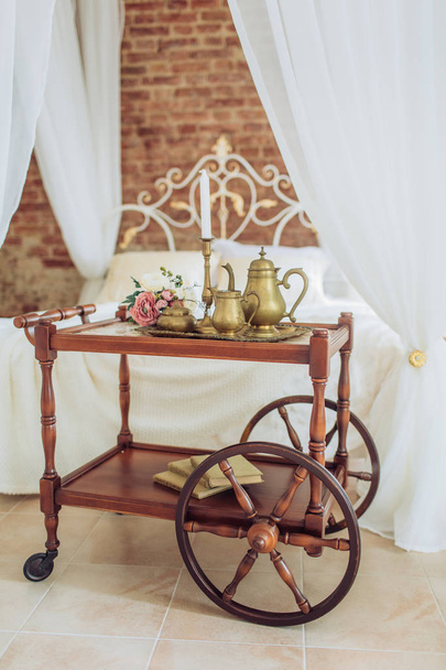 Quarto Loft com cama de casal e bandeja de pratos vintage
 - Foto, Imagem