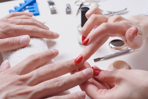 Mannen manicure. Mannen manicure. vrouw schoonheidsspecialiste toepassing moisturizer mannelijke handen drogen - Foto, afbeelding