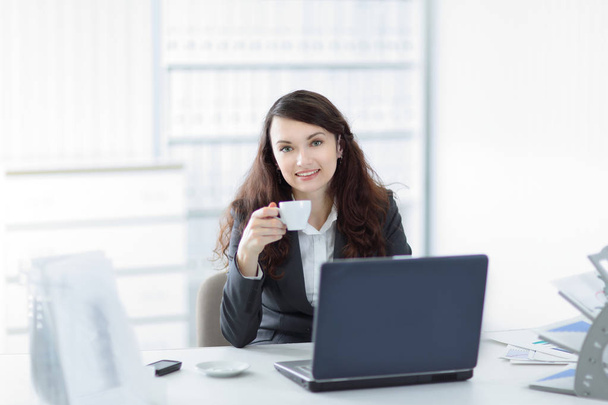 young business woman with Cup of coffee in a work break - Фото, зображення