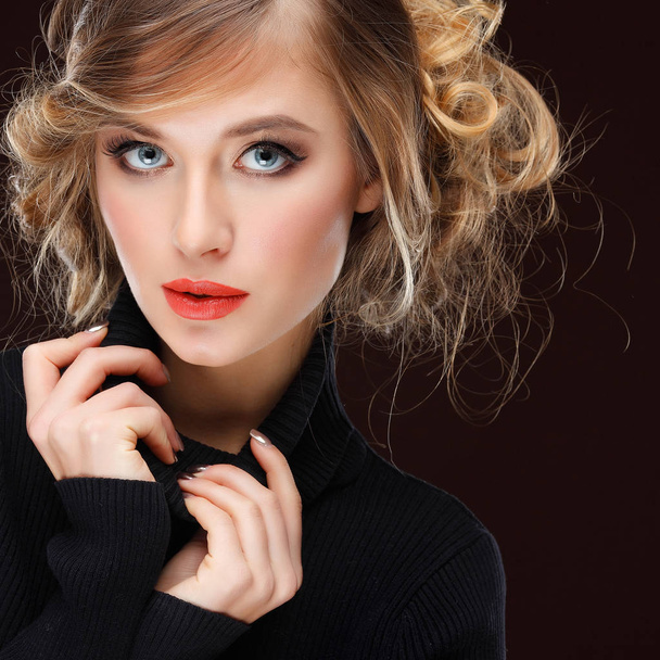 Nahaufnahme Porträt einer eleganten jungen Frau in einem schwarzen Rollkragenpullover auf braunem Hintergrund - Foto, Bild