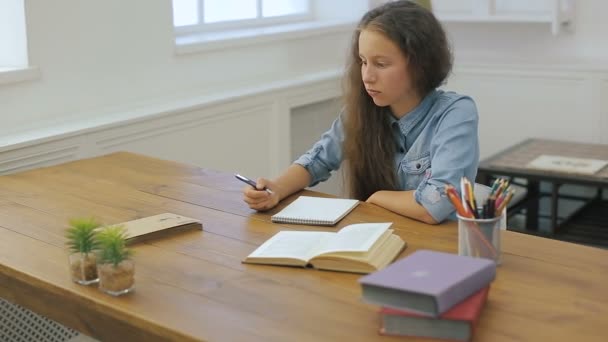 Jong meisje met laptopcomputer doet huiswerk. Onderwijs van de Universiteit. Vrouwelijke student studeert thuis. - Video