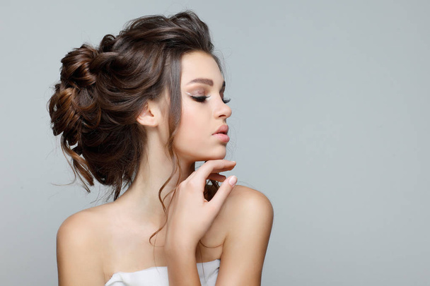 Nahaufnahme Porträt einer sexy jungen Frau mit schöner Frisur  - Foto, Bild