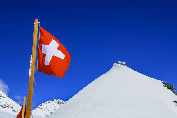 Sfenks Gözlemevi ve swiss Jungfraujoch, Avrupa'nın en yüksek dağ tepe üst kısmında bulunan meşhur mekanlar hedef İsviçre bayrak - Fotoğraf, Görsel