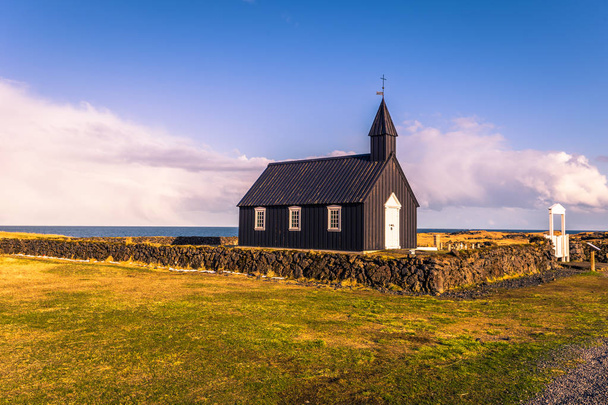 Snaefellsjoekull - 02 maja 2018 r.: Budakirkja Kościoła w Snaefellsjoekull Parku Narodowego, Islandia - Zdjęcie, obraz