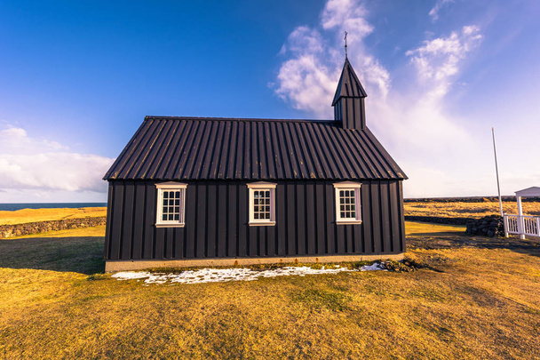 Snaefellsjoekull - 02 Mayıs 2018: Budakirkja kilise Snaefellsjoekull Ulusal Park, İzlanda - Fotoğraf, Görsel