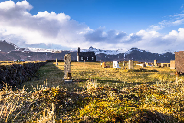 Snaefellsjoekull - 02 Μαΐου 2018: Budakirkja εκκλησία στο Snaefellsjoekull εθνικό πάρκο, Ισλανδία - Φωτογραφία, εικόνα