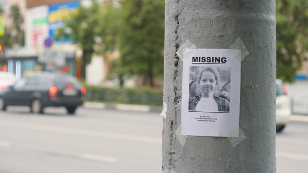 folheto sobre a criança desaparecida pendurada em um poste
 - Filmagem, Vídeo