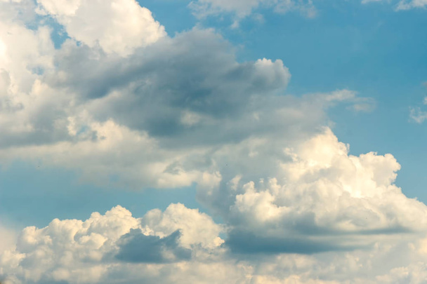Cumulus Nuages dans le ciel bleu avant la tempête
 - Photo, image