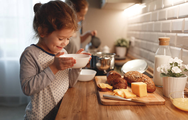 enfant fille préparer bouillie de petit déjeuner avec des baies à la maison le matin
 - Photo, image
