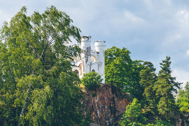 Capela Ludwigstein no Parque Monrepo em Vyborg
  - Foto, Imagem