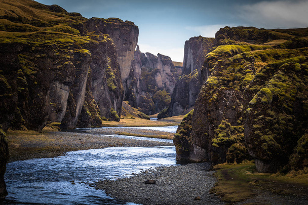 Fjadrargljufur、アイスランドの Fjadrargljufur - 2018 年 5 月 5 日: 野生の風景 - 写真・画像
