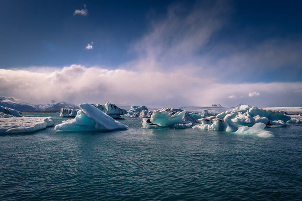 Jokulsarlon - 05 maggio 2018: Splendidi blocchi di ghiaccio nella laguna di Iceberg di Jokulsarlon, Islanda
 - Foto, immagini