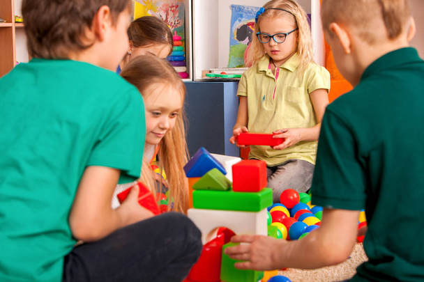 Děti stavební bloky ve školce. Skupina děti hrající hračka podlahu. - Fotografie, Obrázek