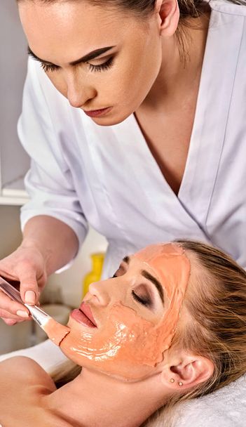 Kollagengesichtsmaske. Gesichtsbehandlung. Frau erhält kosmetischen Eingriff. - Foto, Bild
