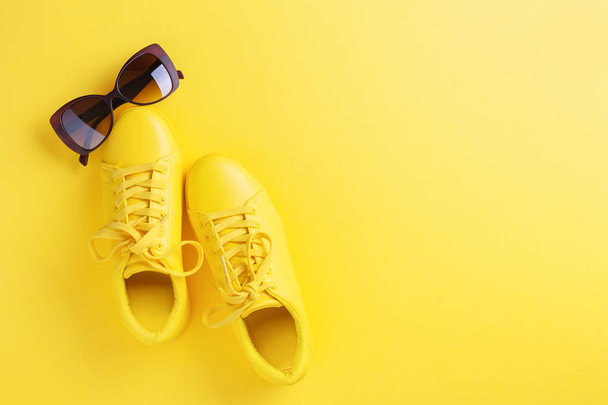 Jeden pár žluté boty na žlutém podkladu. - Fotografie, Obrázek