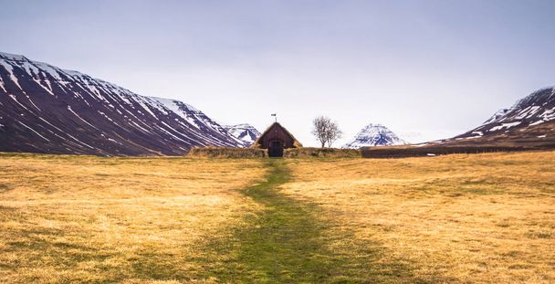 Grafarkirkja、アイスランドの Grafarkirkja - 2018 年 5 月 7 日: 芝教会 - 写真・画像