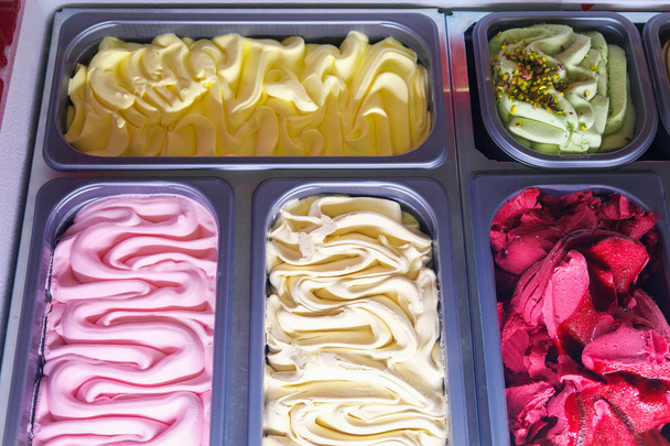Смачне морозиво різних смаків і кольорів на кондитерському магазині
 - Фото, зображення