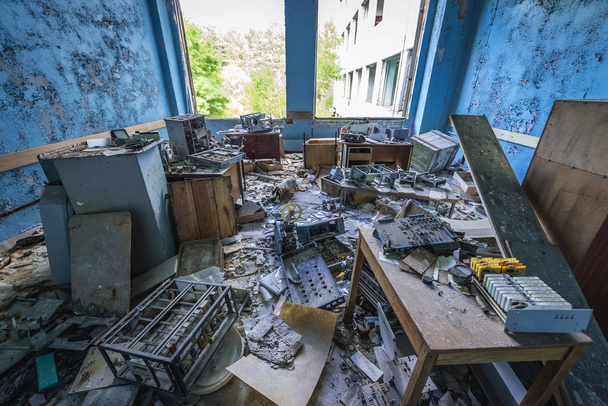 In de voormalige fabriek in Pripyat troosteloze stad in Tsjernobyl uitsluiting Zone, Oekraïne - Foto, afbeelding