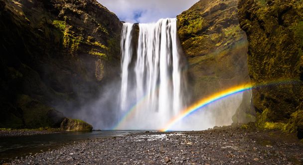 Skogafoss - 04 de maio de 2018: Arco-íris na cachoeira Skogafoss, Islândia
 - Foto, Imagem