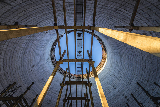 Στο εσωτερικό του πυρηνικού σταθμού του Τσερνομπίλ δροσίζοντας Πύργος, ζώνη αποκλεισμού του Τσέρνομπιλ στην Ουκρανία - Φωτογραφία, εικόνα