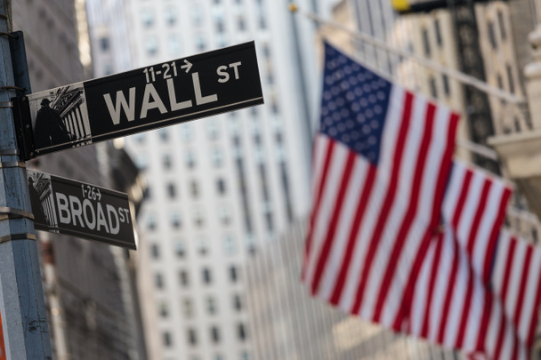 Cartel de Wall Street en Nueva York con banderas estadounidenses y fondo de la Bolsa de Nueva York
. - Foto, imagen