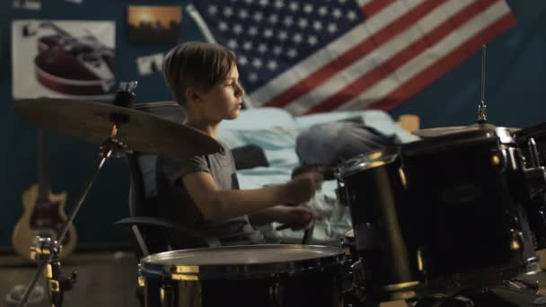 Мальчик играет на барабанах в спальне
 - Кадры, видео