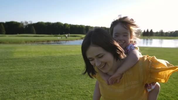 Δίνοντας piggyback βόλτα στην ειδική κόρη μαμά - Πλάνα, βίντεο