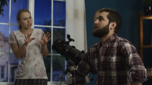 Junges Paar streitet sich zu Hause - Filmmaterial, Video
