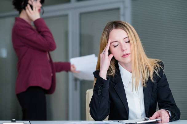 headache fatigue tired woman rubbing temple office - Foto, afbeelding