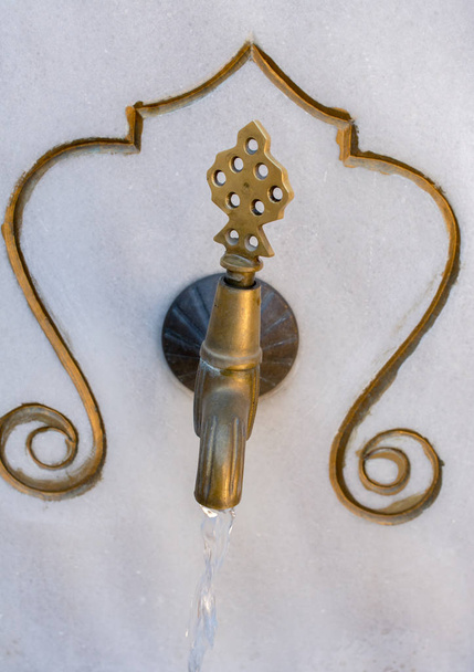 Esempi di rubinetto dell'acqua in stile turco ottomano - Foto, immagini