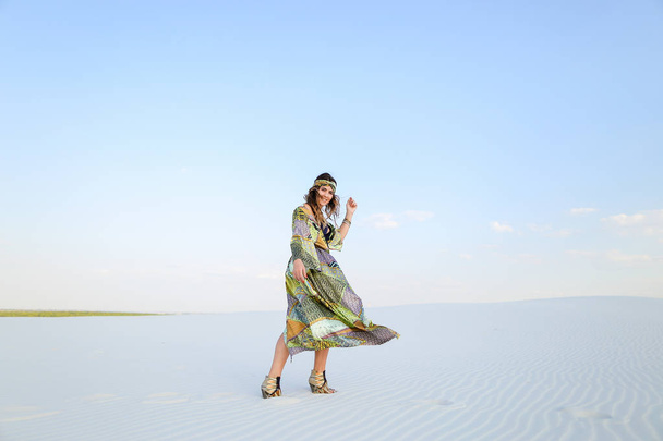 Γυναίκα που φοράει πράσινο παραλία ρόμπα και μαγιό στέκεται στην άμμο Τσε - Φωτογραφία, εικόνα