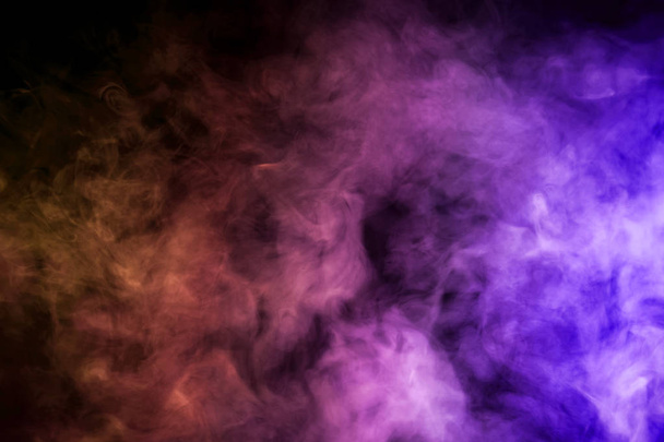 Růžová, oranžová a modrá kouře na černé poza - Fotografie, Obrázek