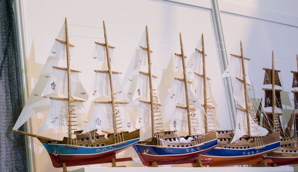Set de veleros modelo pequeño y colorido
 - Foto, Imagen